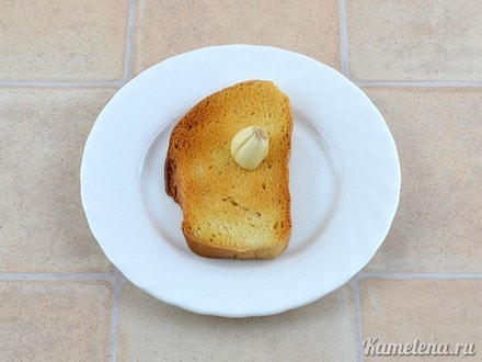 Натереть каждый кусочек хлеба