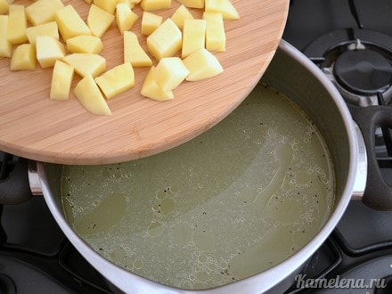 Из кастрюли вынуть окорочок и