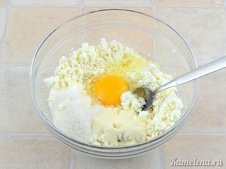 Добавить манку (или муку),