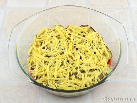 Посыпать сыром.