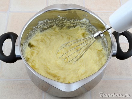 К манной каше добавить желтки,