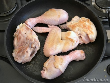На сухую сковороду выложить