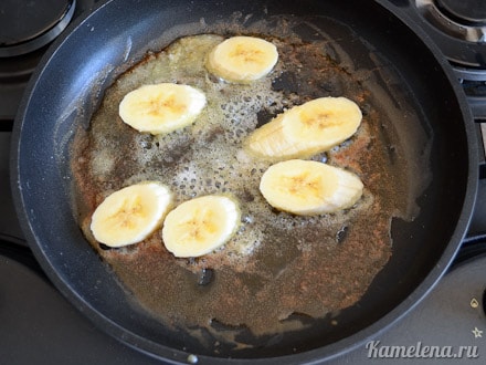 Выложить кусочки бананов,