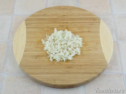 Лук мелко порезать (если лук