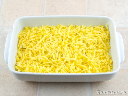 Посыпать сыром.