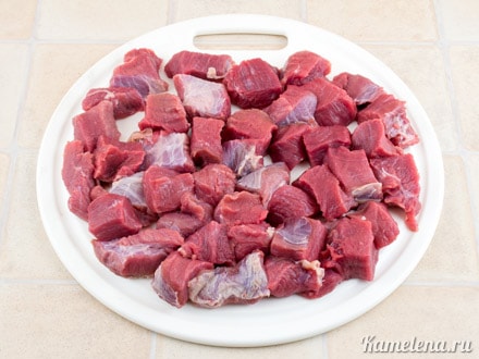 Говядину порезать кусочками со