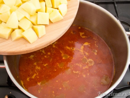 К мясу влить еще примерно 600