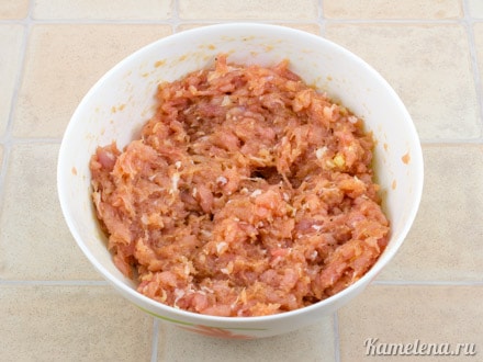 Тщательно вымешать рукой фарш
