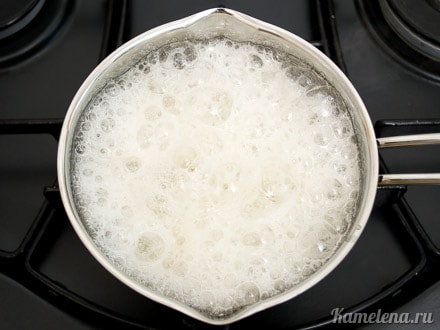 Когда смесь закипит, она