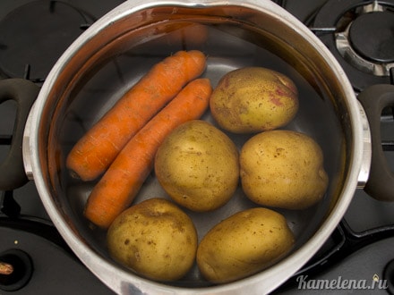 Картофель и морковь залить