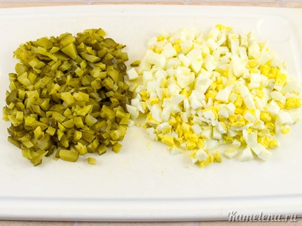 Яйца также порезать кубиками,