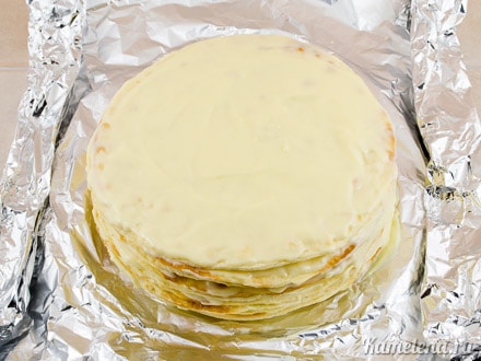 Накрыть вторым коржом,