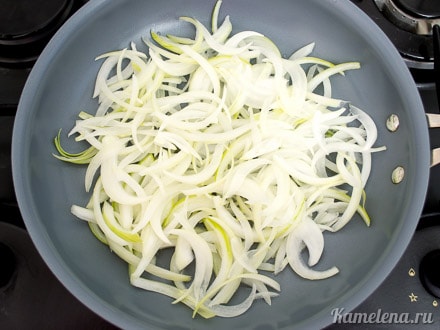 Лук почистить, порезать тонкими