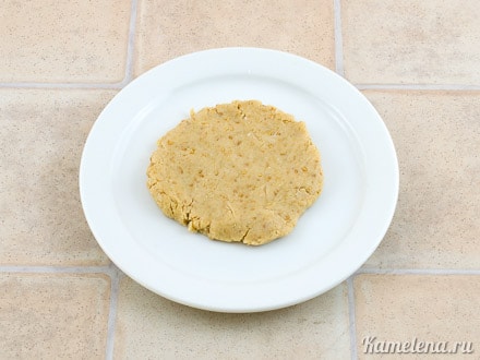 Отделить от массы кусочек теста