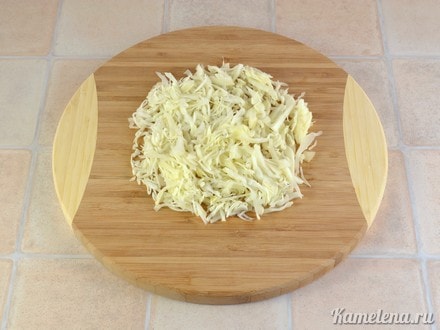 Капусту нашинковать.