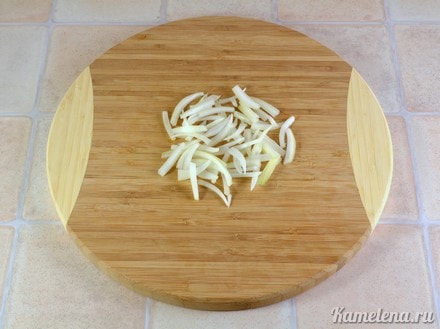 Лук нарезать полукольцами, а