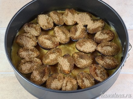 Посыпать сливы сахаром с