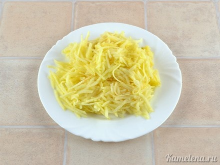 Яблоки очистить от кожуры,