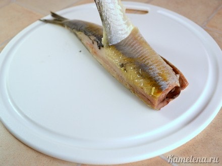 Разделываем селедку. 
У