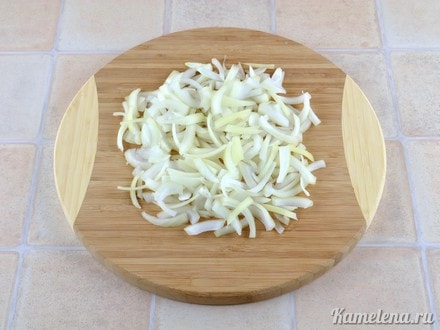 Лук почистить, порезать