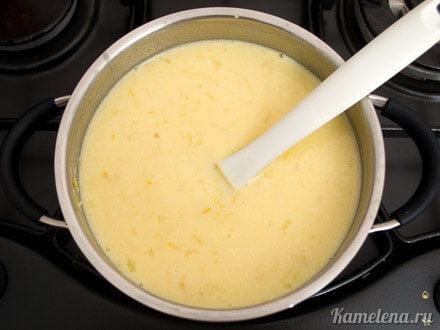 Влить смесь с яйцами,