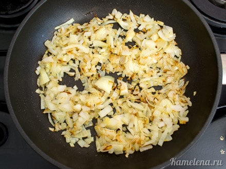 Готовим мясной слой.
Лук мелко