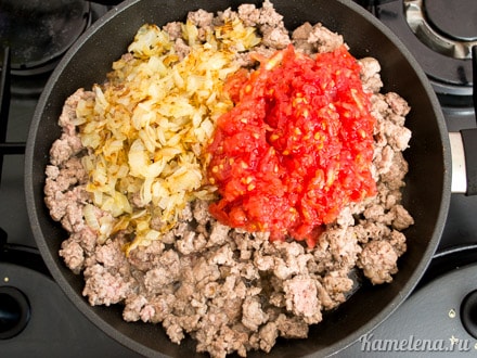 Вернуть на сковороду фарш, лук,