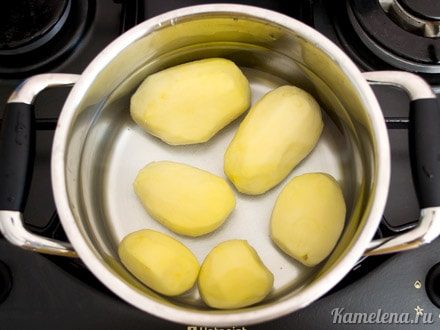 Картофель отварить до