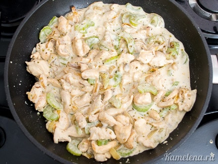 Посыпать мукой, перемешать,