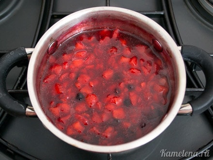 Крахмал смешать с ложкой воды,