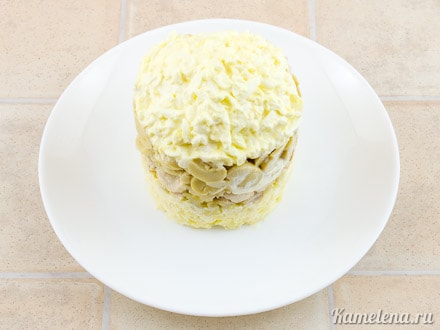 Собрать салат в кольце, слои
