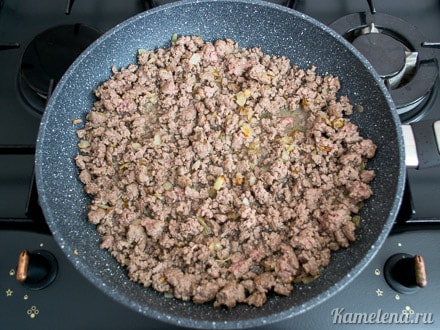 Лук мелко порезать, обжарить на