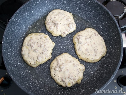 На сковороде разогреть масло, я