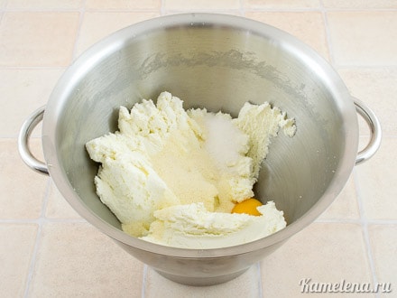 Добавить манку, яйцо, сахар,