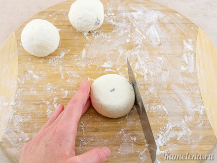 Затем прокручивая сырник рукой