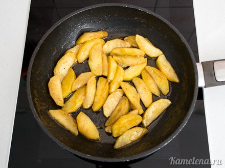 Яблоки очистить, разрезать на