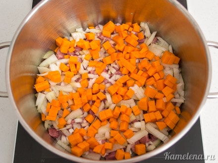Потом тыкву, порезанную кубиками.