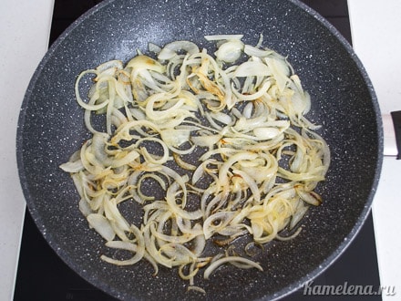 Лук порезать очень тонкими