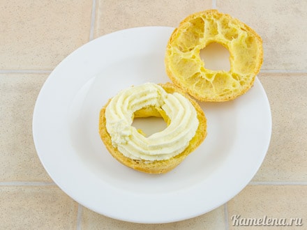 Начиняем заварные кольца.
Если