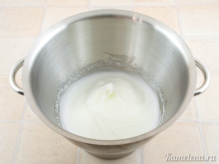 Белки взбить, постепенно