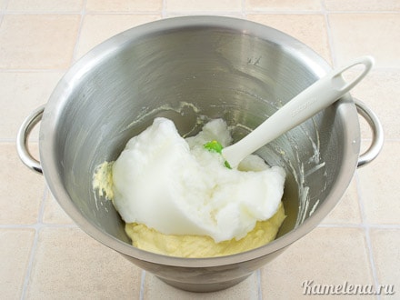 Очень аккуратно, частями,