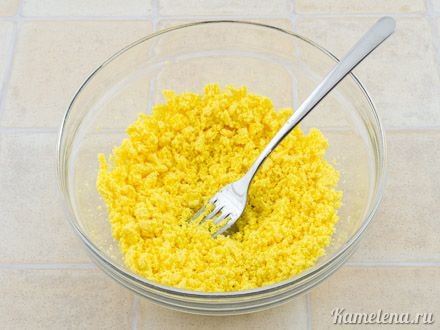 Разрезать яйца пополам, желтки