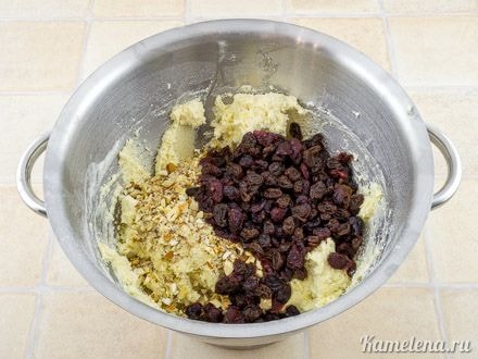 Добавить сухофрукты и орехи.