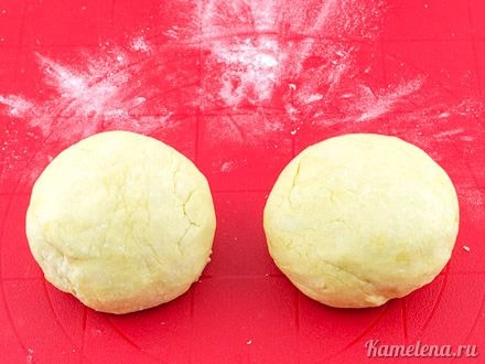 Выложить на посыпанную мукой
