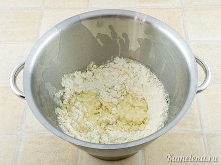 Отдельно смешать теплое молоко