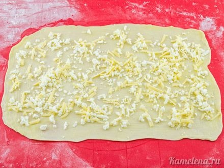 Посыпать 1/6 частью сырной массы.