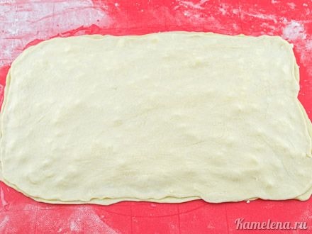 Раскатать вторую часть теста,