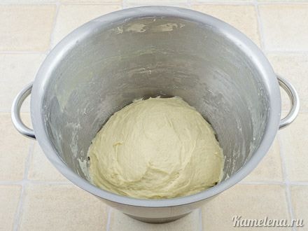 Смешать яйцо и теплое молоко