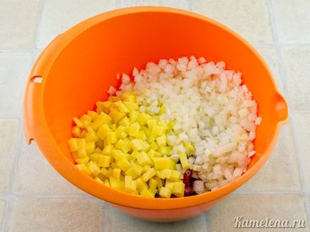 Сырой картофель нарезать