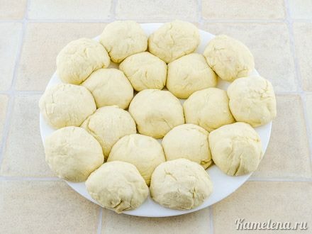Достаем тесто, и выкладываем